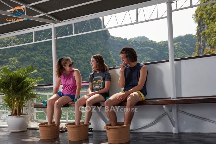 Hanoi: Cozy Halong Bay Overnight Cruise with Meals - Kayaking before the return to Hanoi