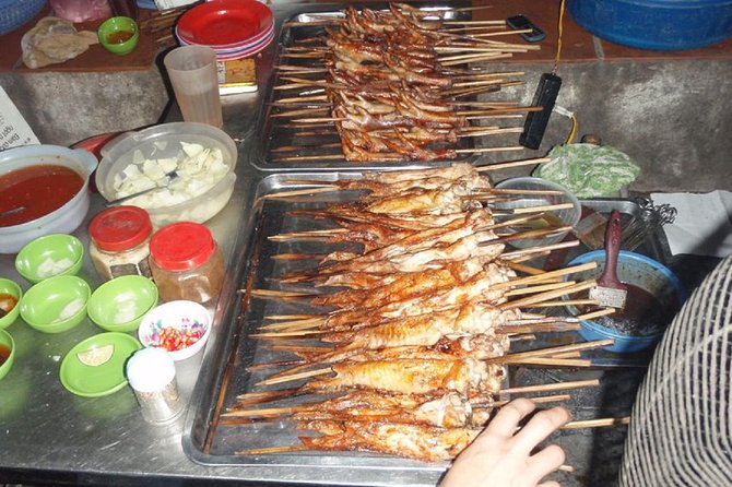 Hanoi Food on Foot: Walking Tour of Hanoi Old Quarter - The food stops: banh mi, fruit, dessert, and more