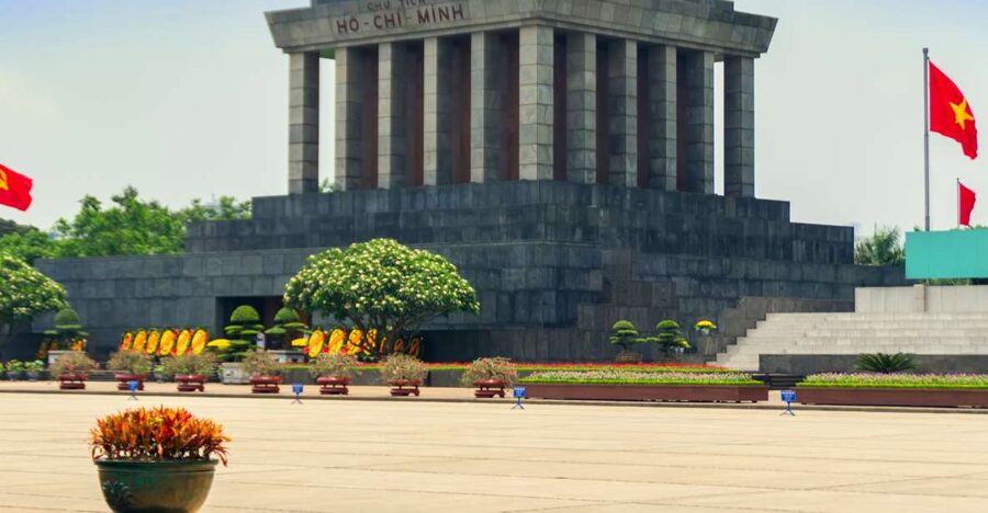 Hanoi: Full-Day City Tour and Water Puppet Show - The Ho Chi Minh complex and One Pillar Pagoda