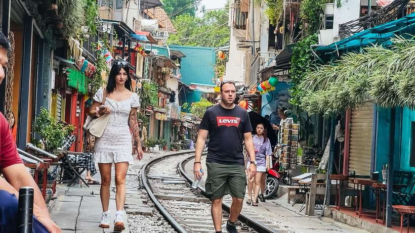 Hanoi: Guided Food Tour with Train Street Visit - Kem Xôi ends the food circuit on a sweet note
