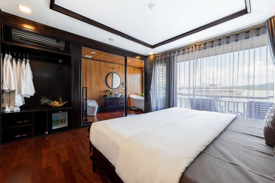 Hanoi: Halong Bay 2-Day 5-Star Balcony Cruise & Bathtub - Cooking class, sunset, and dinner aboard
