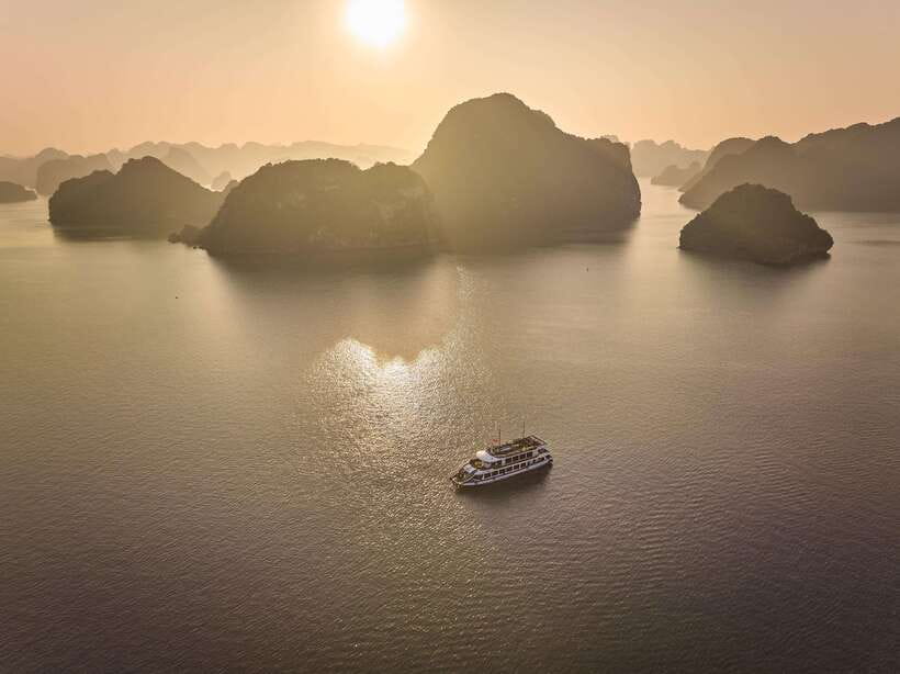 Hanoi: Halong Bay Cruise, Amazing Cave, Titov Island & Kayak - Buffet lunch and the cost of drinks