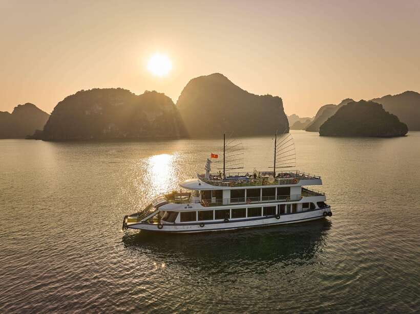 Hanoi: Halong Bay Cruise, Amazing Cave, Titov Island & Kayak - Sung Sot Cave from 1:30 to 2:15