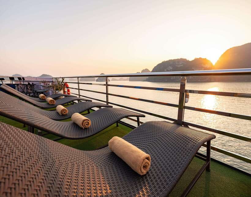 Hanoi: Halong Bay Cruise, Amazing Cave, Titov Island & Kayak - The guides and the role they play