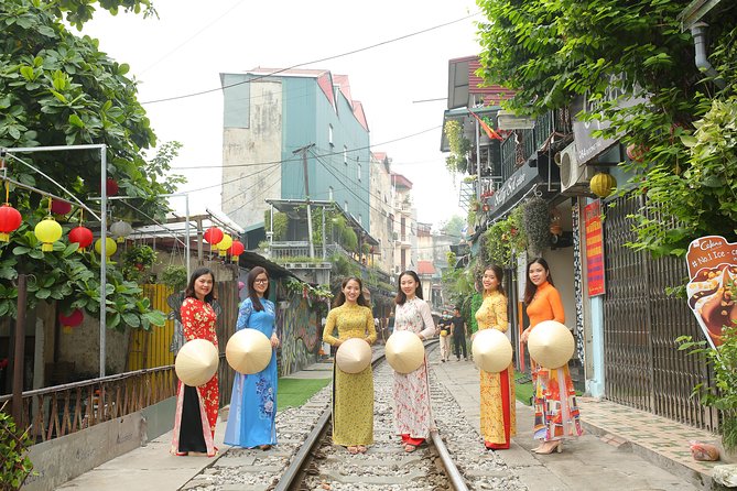 Hanoi Instagram Tour: The Most Scenic Spots - Phung Hung Mural Street and old Hanoi in painted form