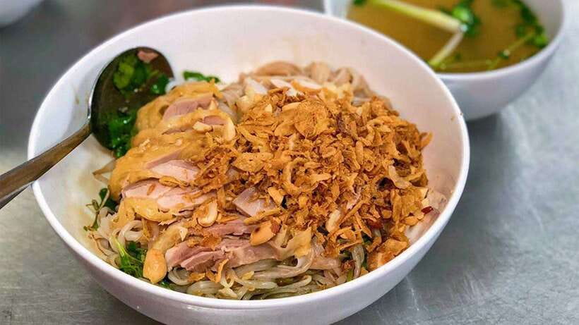 Hanoi: Michelin Guide Street Food Walking Tour - First bowl: dry chicken pho with a Hanoi twist