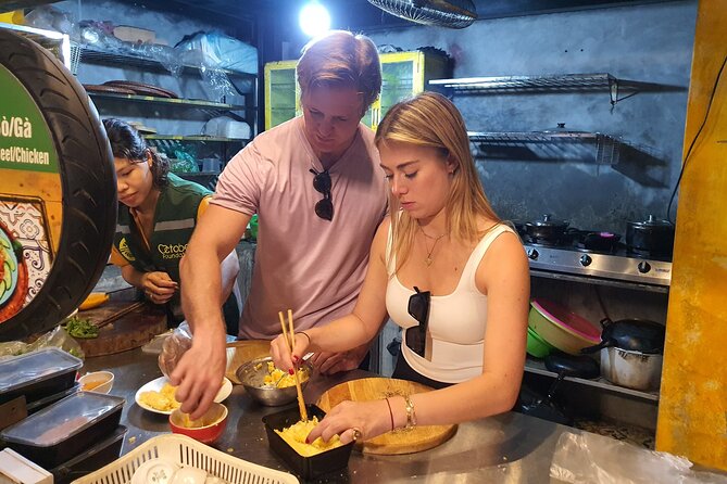 Hanoi Michelin Star Walking Food Tour & Train Street - Bia hoi and chè: Hanoi’s relaxed side