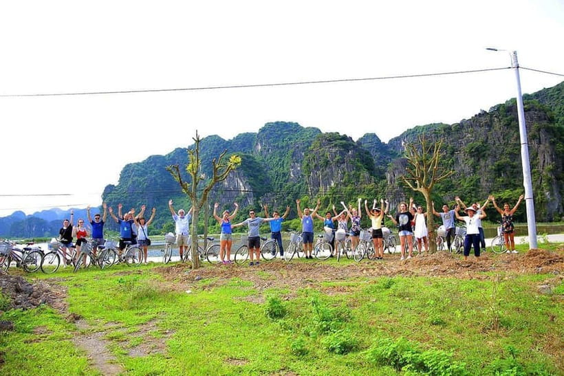Hanoi/Ninh Binh: 1-Day Tam Coc/Trang An, Hoa Lu & Mua Caves - The guides make a real difference