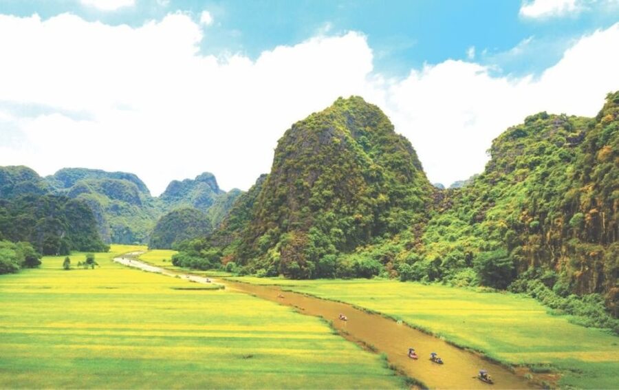 Hanoi: Ninh Binh, Hoa Lu, Tam Coc and Mua Cave Day Trip - Vietnamese buffet lunch beside Tam Coc