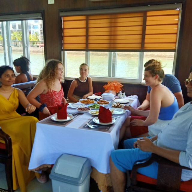 Hanoi: Roundtrip Halong Bay Islands, Caves, Kayaking & Lunch - Kayaking or a bamboo boat through Luon Cave