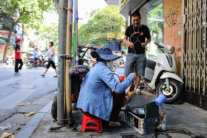 Hanoi Secret Coffee tour - What the guides add to the experience