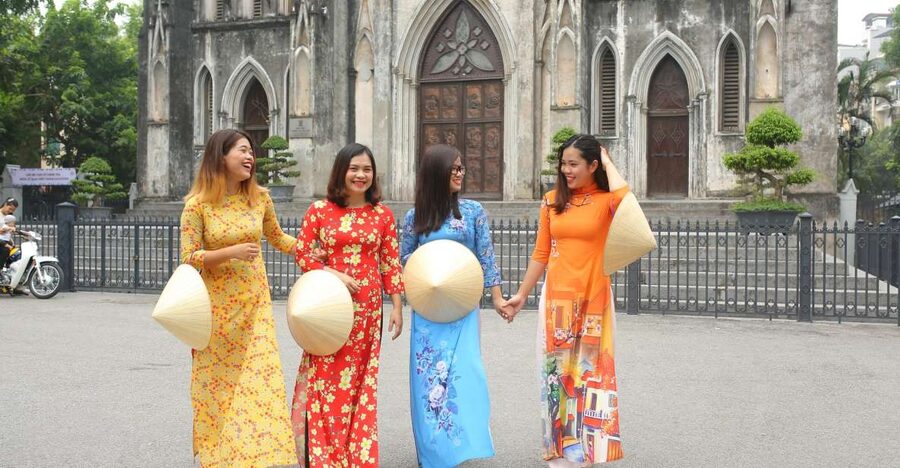 Hanoi: Traditional Ao Dai Dress and Non La Hat Rental - Starting at 38 Bat Su Street in Hanoi