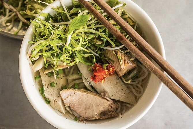 Hanoi Vegan Street Food Tour and Train Street - Choosing between Kem Xoi and Che Xoai