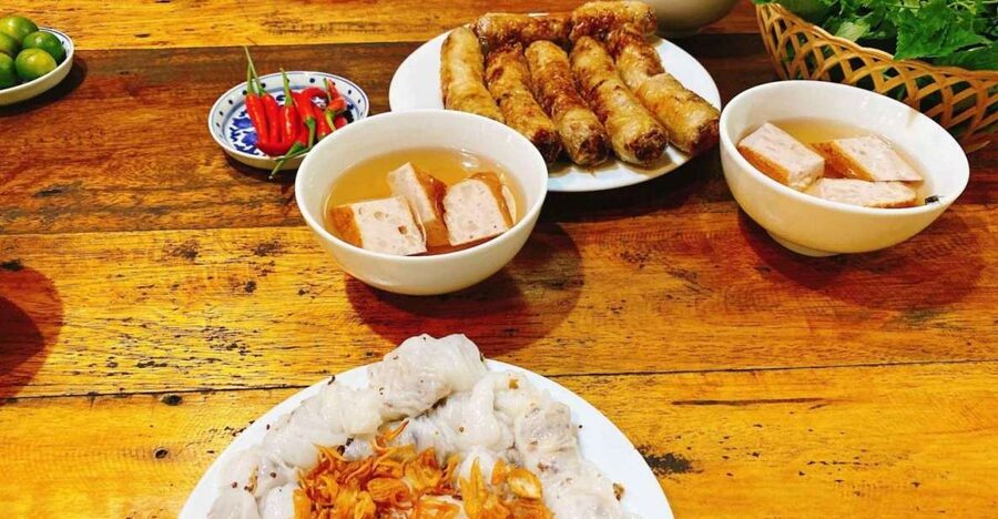 Hanoi: Walking Street Food Tour & Train Street w/Local Guide - Key points to know before booking