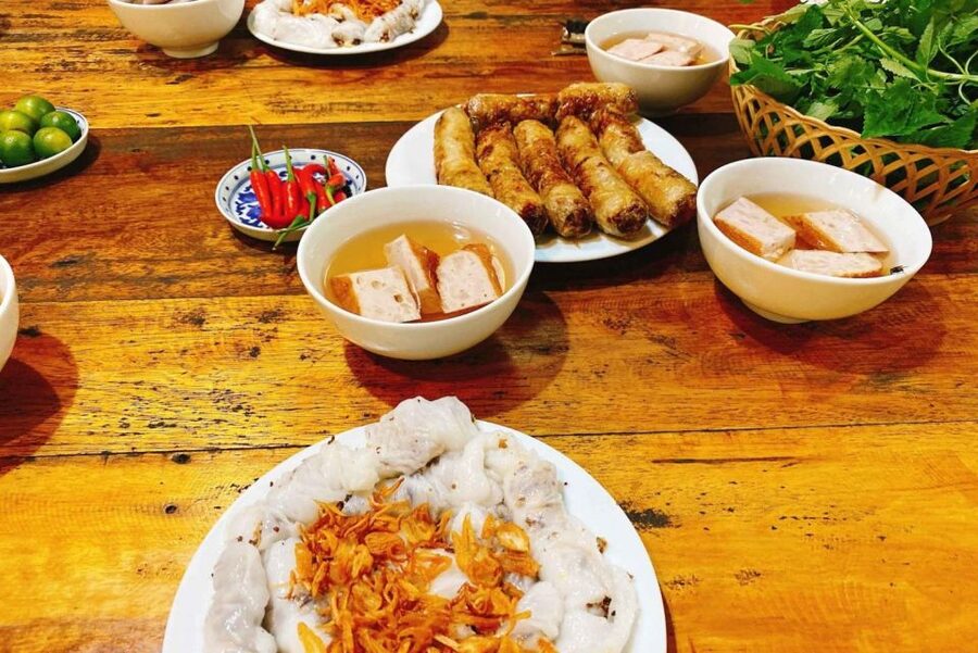 Hanoi: Walking Street Food Tour & Train Street w/Local Guide - What the guide adds beyond the food