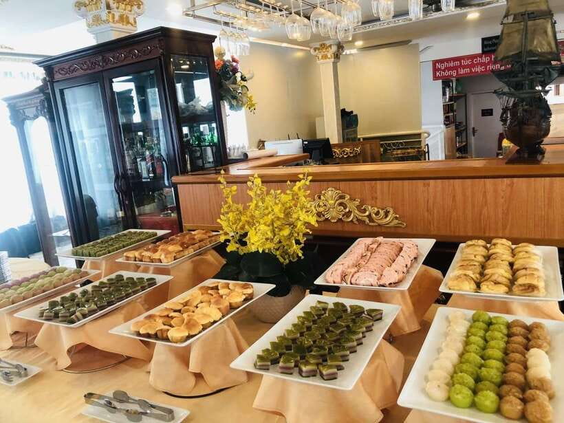 HCM: Saigon River Dinner Cruise - Who Will Enjoy This Evening Most