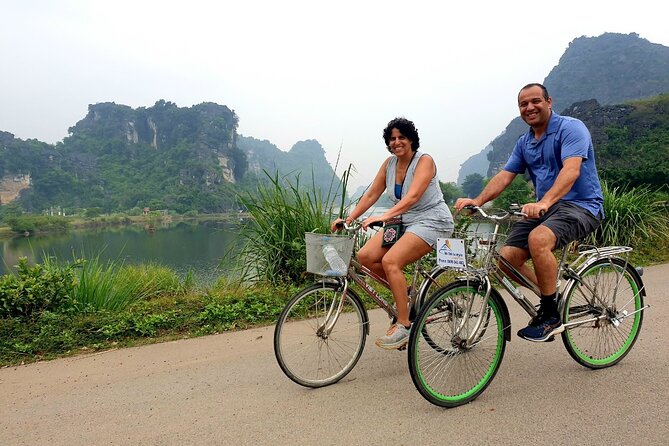 Highlight Ninh Binh Full Day Tour Tam Coc Boat, Mua Cave, Hoa Lu - The morning ride from Hanoi