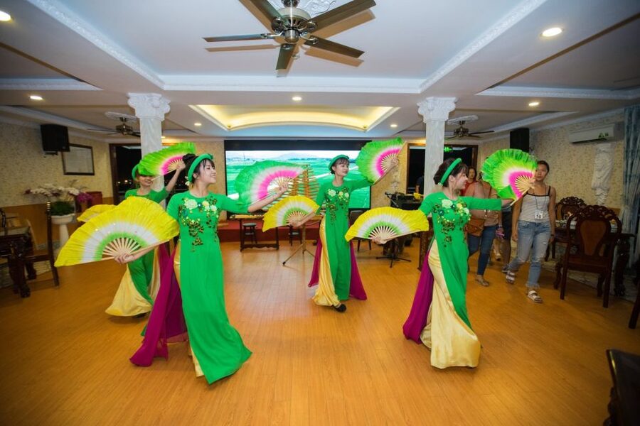 Ho Chi Minh: Private City Tour and Dinner Cruise with Buffet - What the guides add to the evening