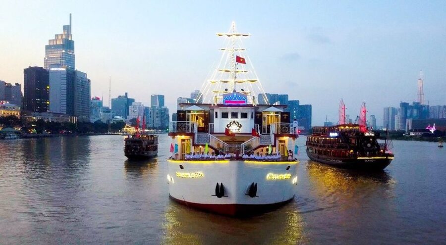 Ho Chi Minh: Private City Tour and Dinner Cruise with Buffet - The scooter option adds more local detail
