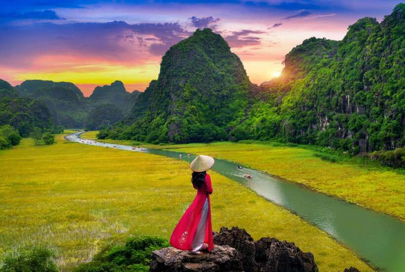 Hoa Lu, Tam Coc, & Mua Cave Day Trip with Lunch & Limousine - Hoa Lu and the temples of Vietnam’s early capital