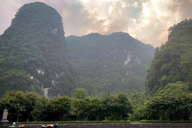 Hoa Lu - Tam Coc - Mua Cave Full Day - LIMOUSINE - Mua Cave and the climb for the view