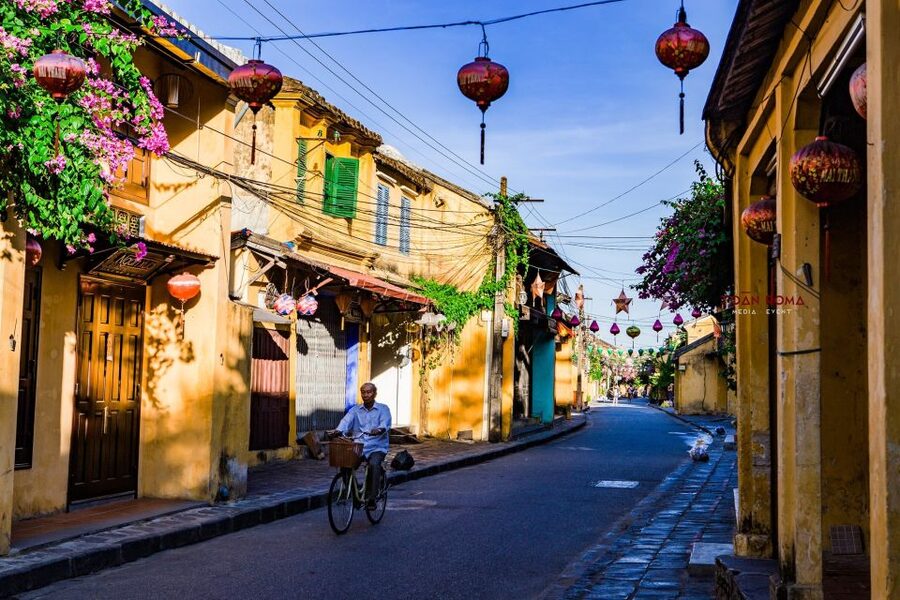 Hoi An: 2.5-Hour Street Food Tour - The food stops: noodles, bread and crisp pancakes