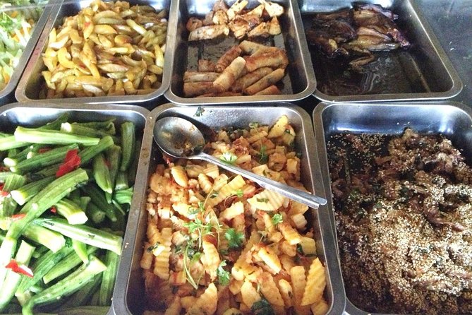 Hoi An at Sunset: Authentic Local Street Food Tour - Cao lau or chicken rice for the main dish