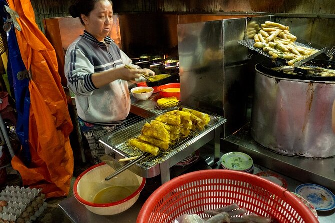 Hoi An at Sunset: Authentic Local Street Food Tour - The meeting point and the first walk