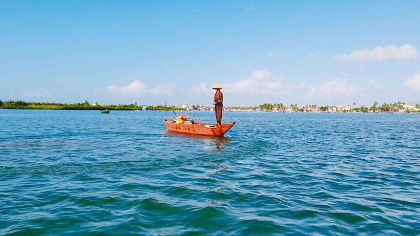 Hoi An: Coconut Basket Boat Rides with Two-way Transfers - Learning to Paddle a Round Bamboo Boat