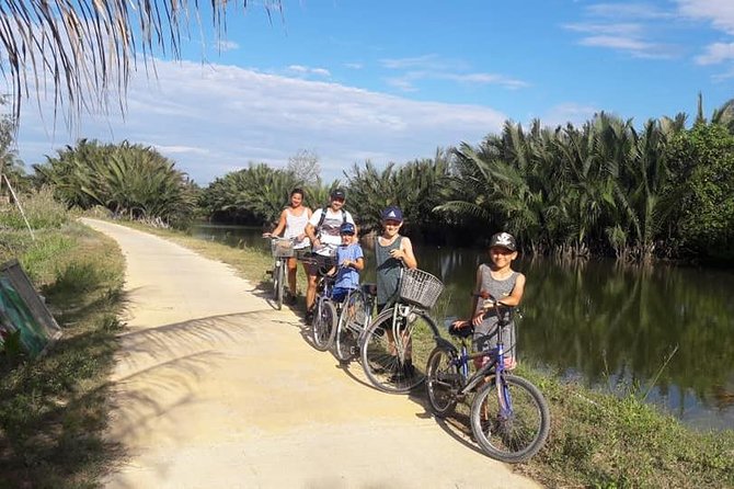 Hoi An Countryside Biking Tour(Vegetable village -basket boat - fishing village) - Rice fields, shrimp ponds, and farm animals