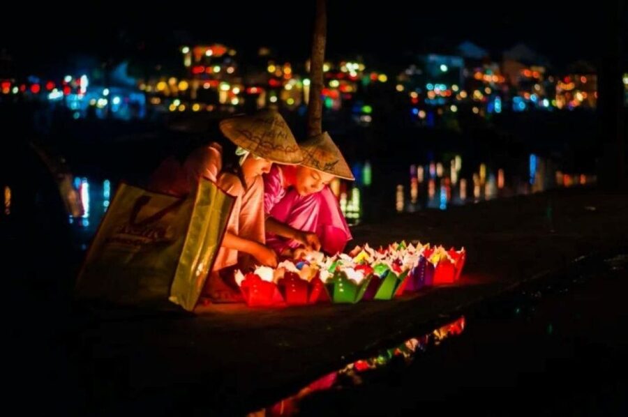 Hoi An : Hoai River Boat Trip by Night and Floating Lantern - Lighting and releasing the paper lantern