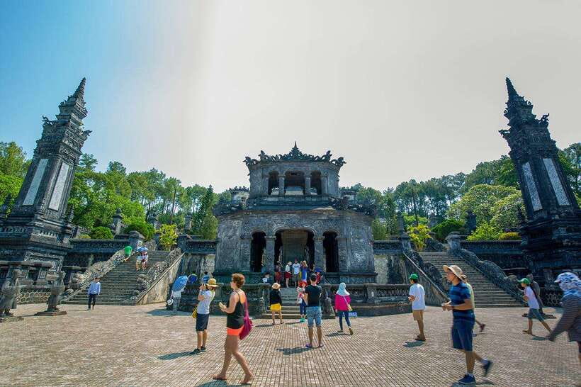 Hoi An: Imperial Hue And Scenic Hai Van Pass Discovery Tour - Entering Hue’s Citadel