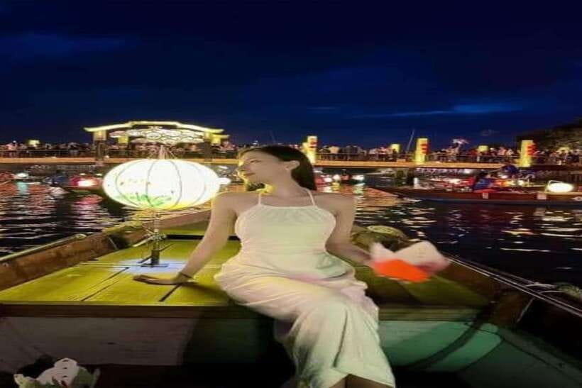 Hoi An : Lantern Boat Trip & Release Lantern - The 20-minute boat ride on the Hoai River