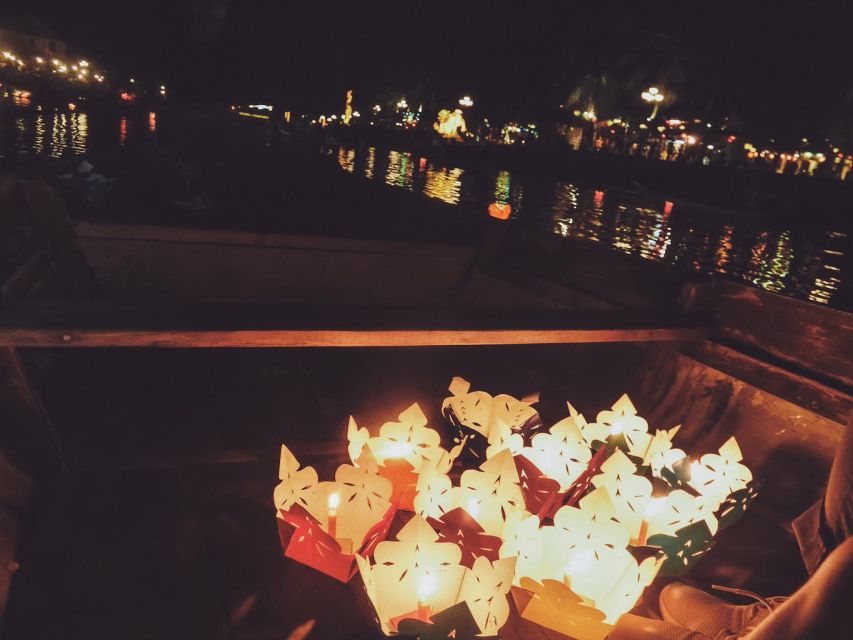 Hoi An: Night Boat Trip and Release Lantern at Hoai River - Boarding a Shared Sampan