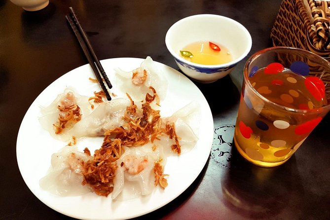 Hoi An Street Food Walking Tour with Tastings - Small groups make the food easier