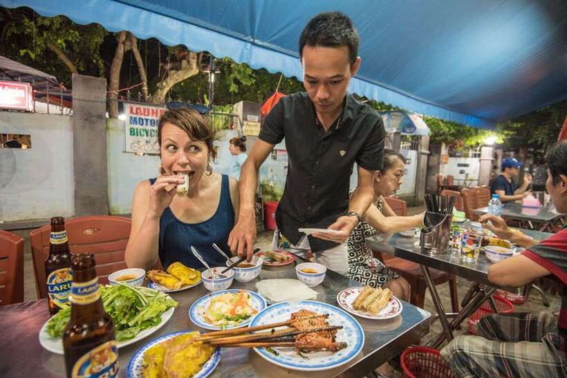 Hoi An: Sunset Food Tasting Tour - Hoi An after sunset, one bite at a time
