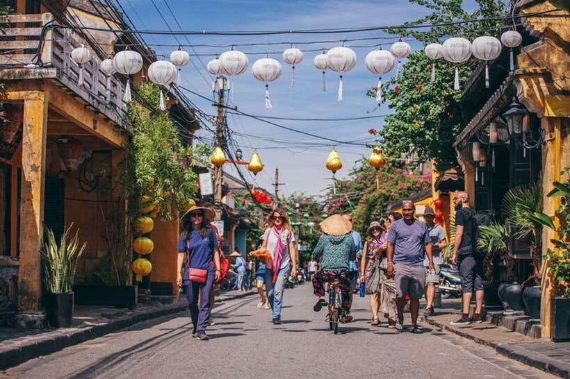 Hoi An: Sunset Food Tasting Tour - The first stop: Hoi An banh mi