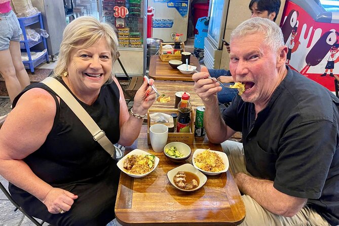 (HOT) Hanoi Guided Street Food and Train Street Tour with Local - Train Street: Hanoi’s most unusual stop