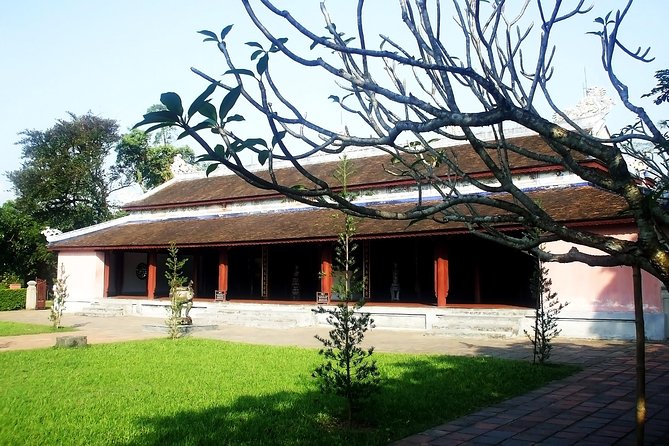 Hue City and The Citadel via Hai Van Pass Daily Small Group Tour - Vietnamese lunch with vegetarian choices