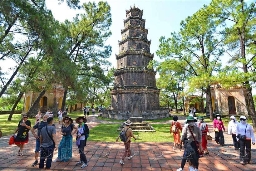 Hue :Exploring Royal City with Multi Options and Dragon Boat - An Dinh Palace shows a different Nguyen era