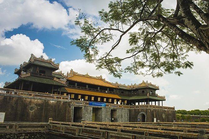Hue Imperial City Daily Ingroup Tour via Hai Van Pass - Entering Hue through the Citadel