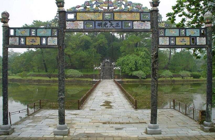 Hue: Private Dragon Boat, Pagoda, and Royal Tomb Tour - Extra stops depend on your chosen route