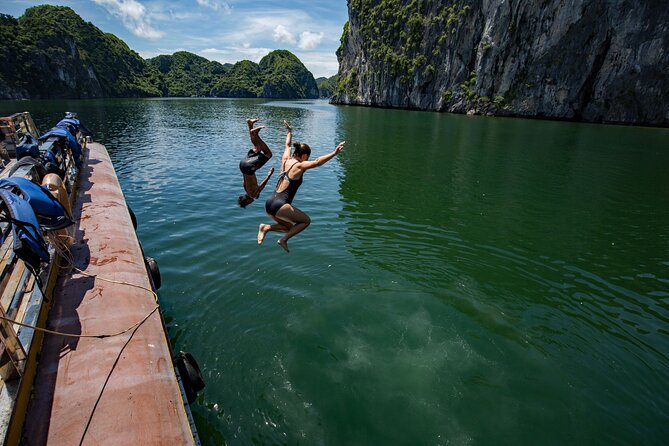 Kayaking at Lan Ha Bay - Vietnamese lunch with the karst islands as a backdrop