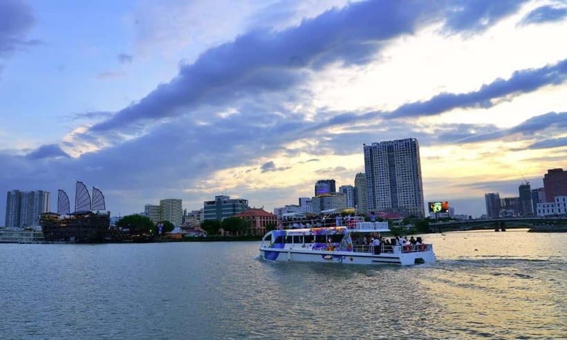 Lively Saigon River Sightseeing Cruise + Guided Walking Tour - The 4:00 PM walk along Nguyen Hue Boulevard