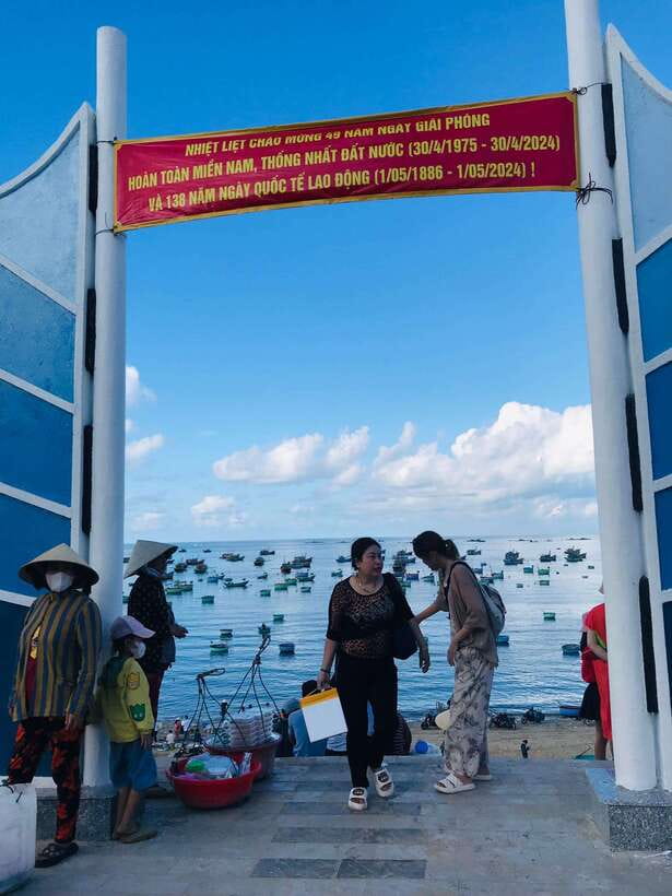 Mui Ne: Sunrise or Sunset Jeep Tour & Quad Bike With Driver - Walking barefoot through Fairy Stream