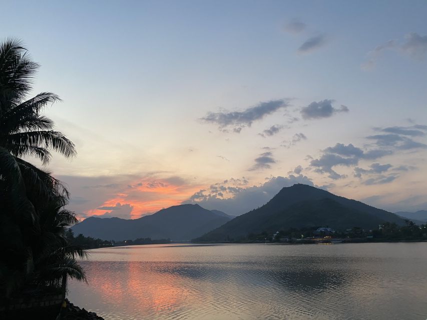 Nha Trang: Stand-up Paddleboard Sunset Tour - Starting with a safety lesson and a stable board