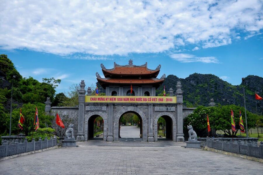Ninh Binh Daily: Hoa Lu, Mua Cave, Tam Coc, Bike & Swimming - Who should book this Ninh Binh day trip?