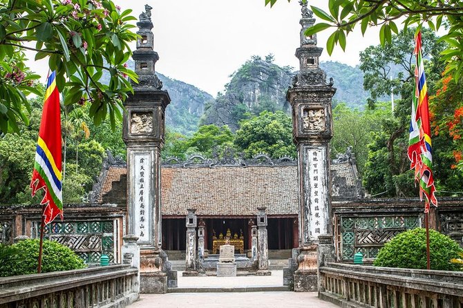 Ninh Binh Full-Day Tour from Hanoi to Hoa Lu, Tam Coc & Mua Cave Via Boat & Bike - A short bike ride through village life