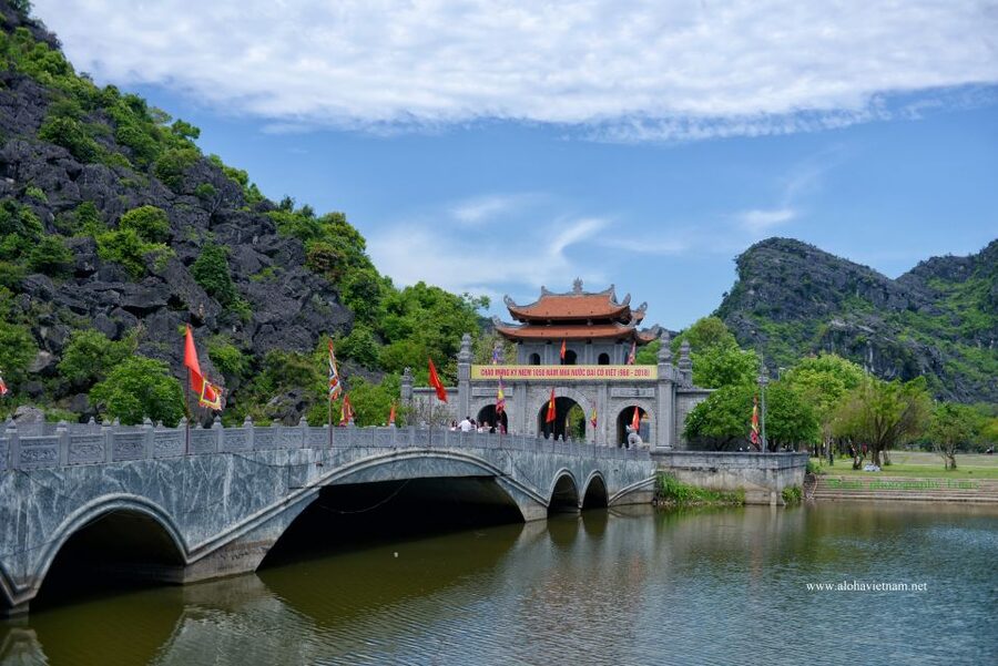 Ninh Binh: Hoa Lu, Mua Cave, and Trang An Tour and Boat Ride - Three hours on the Trang An waterways