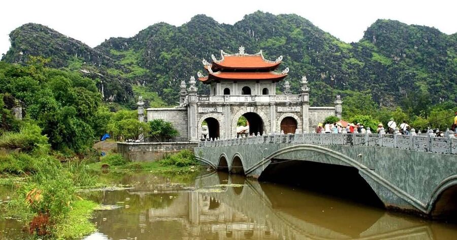 Ninh Binh: Trang An Boat Ride, Hoa Lu & Mua Cave Sunset - Hoa Lu: Vietnam’s old capital in a mountain bowl